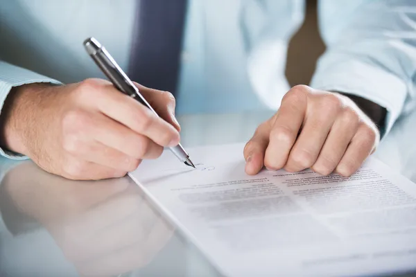 define contract in business law
